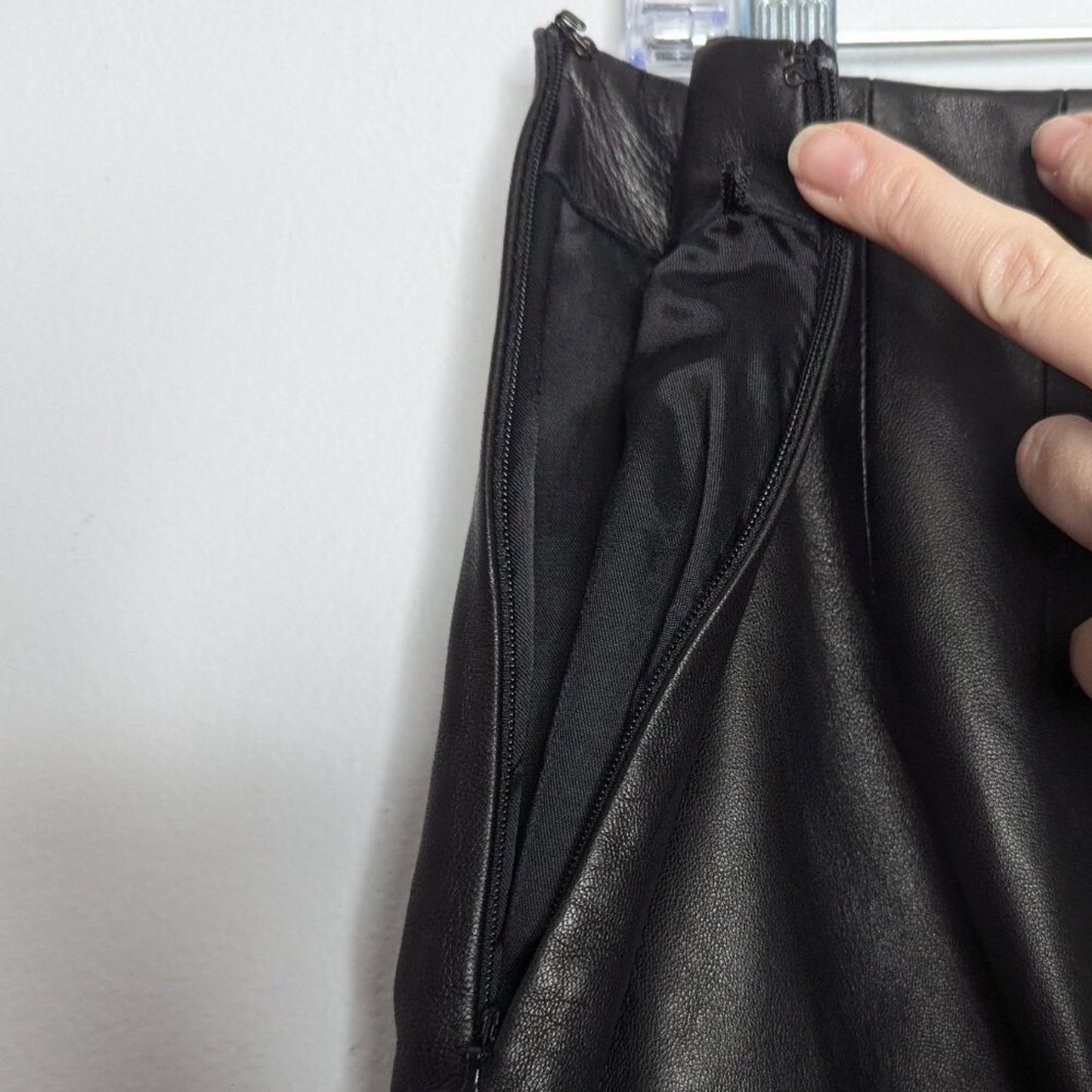 Ann Taylor Vintage Black Leather Pencil Mini Skirt Super Soft Back Slit Size 8