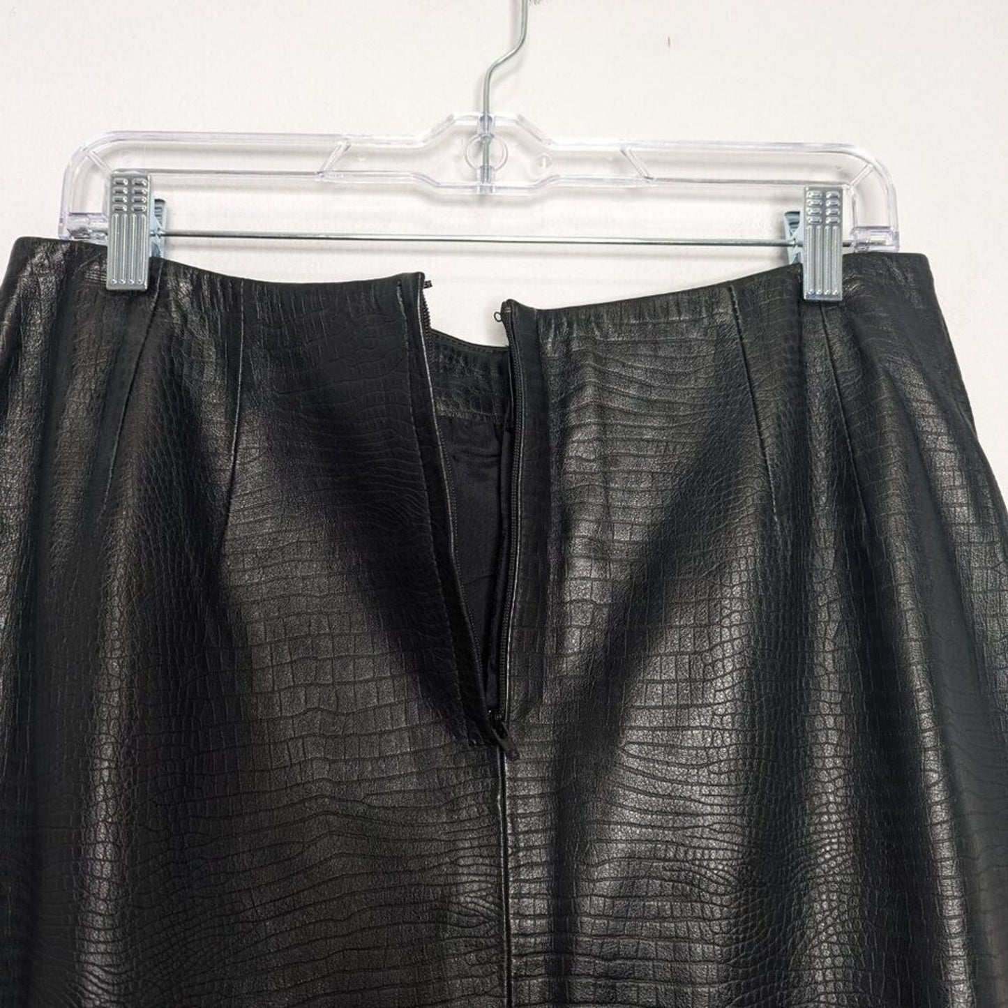 Liz Claiborne Vintage Black Soft Embossed Leather Mini Pencil Skirt Back Zip