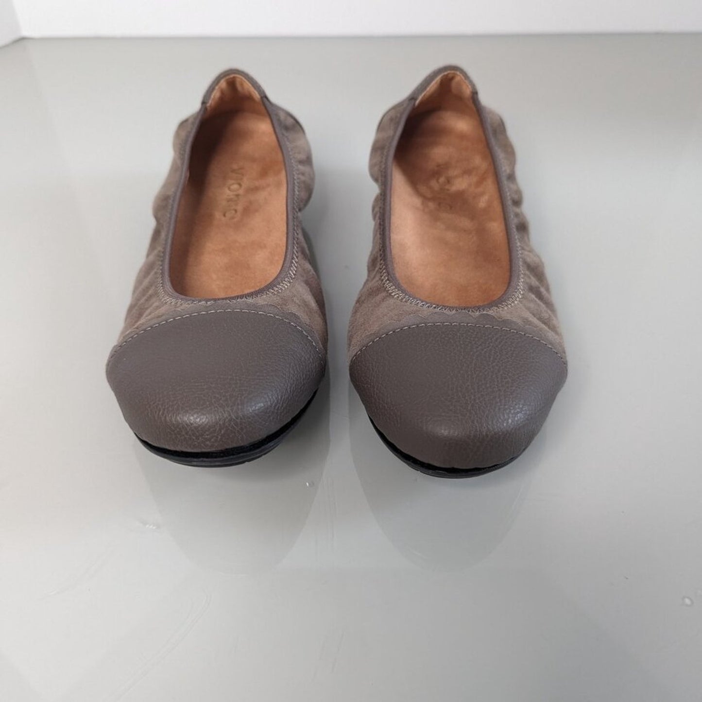 Vionic Gray Beige TIna Round Toe Leather Ballet Flats Scallop Trim Size 7.5